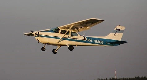 Самолёт Cessna 172 на аэродроме Путилово в Ленинградской области